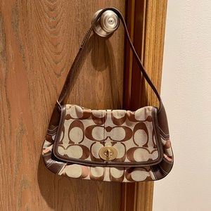 AUTHENTIC, VINTAGE COACH HANDBAG! SIGNATURE COACH PRINT, SHOULDER BAG, BAGUETTE!